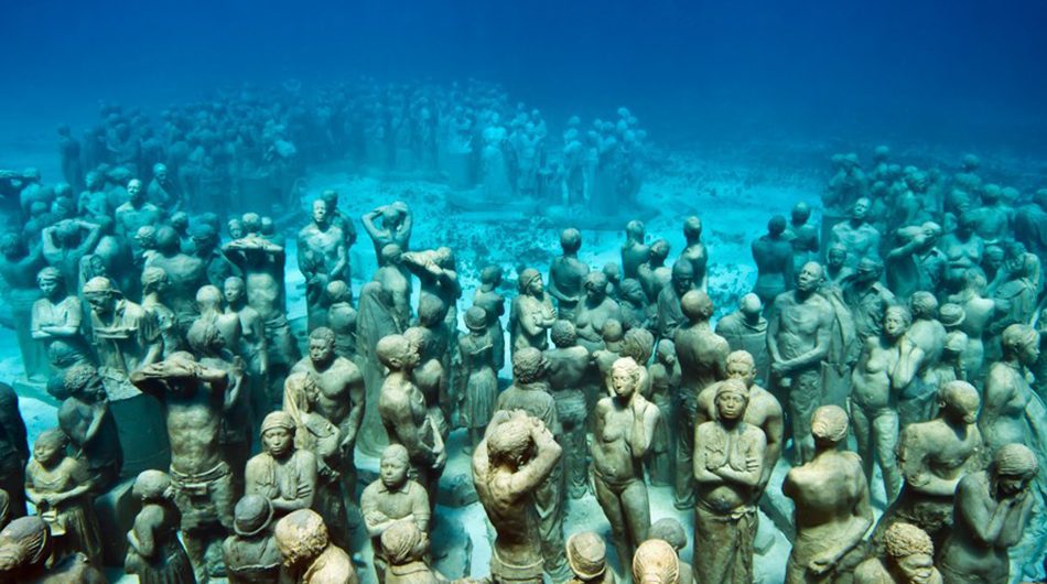 Люди в океане кратко. Канкун Мексика подводный музей. Подводный музей Джейсона де Кайрес Тейлора. Канкун музей подводных скульптур.