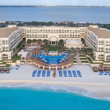 the beach area at the marriott cancun resort