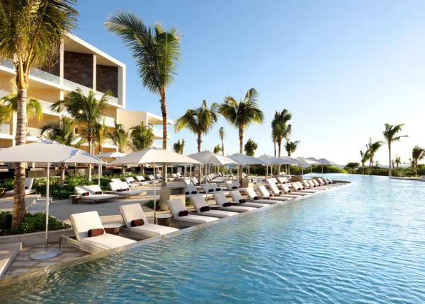 All-Inclusive Wyndham Cancun by the pool