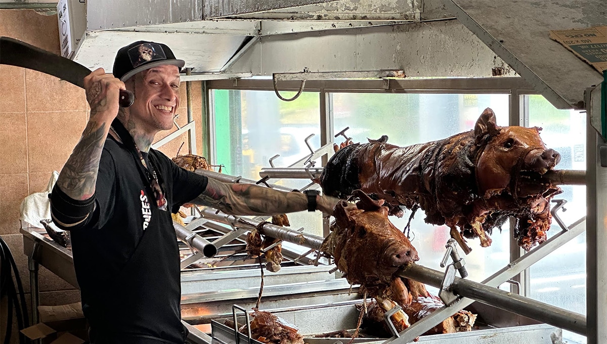 Ruta de Lechón  man cutting pork