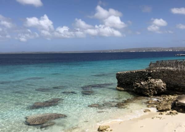 bonaire beach with cliffs