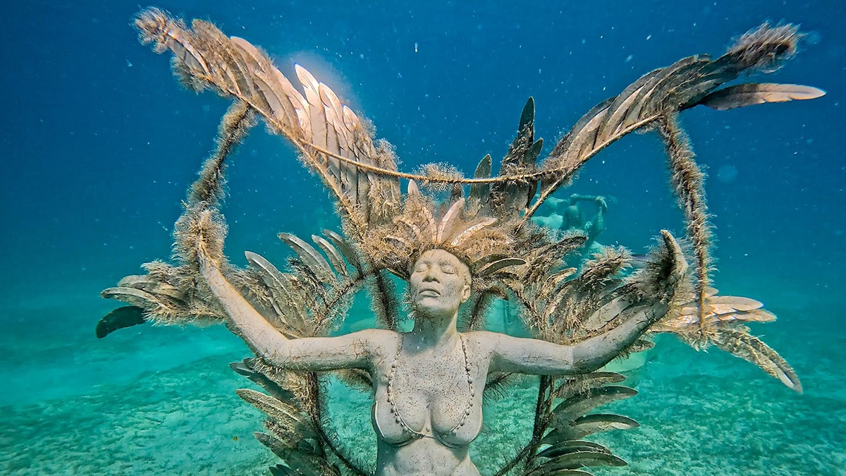 st maarten underwater sculpture of women with wings