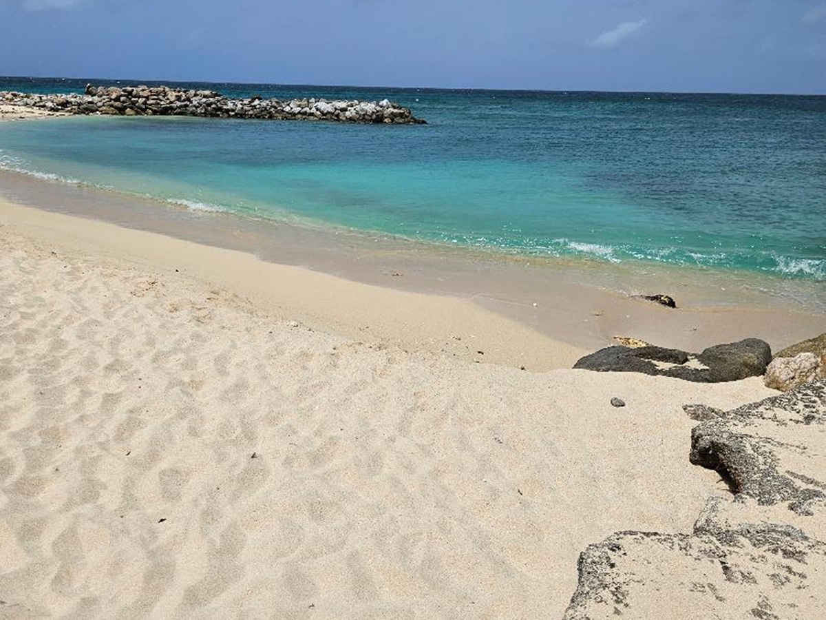 beach in st maarten with blue water