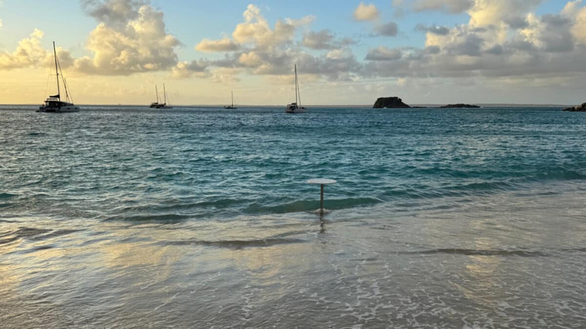 table de plage de Grand Case en sable