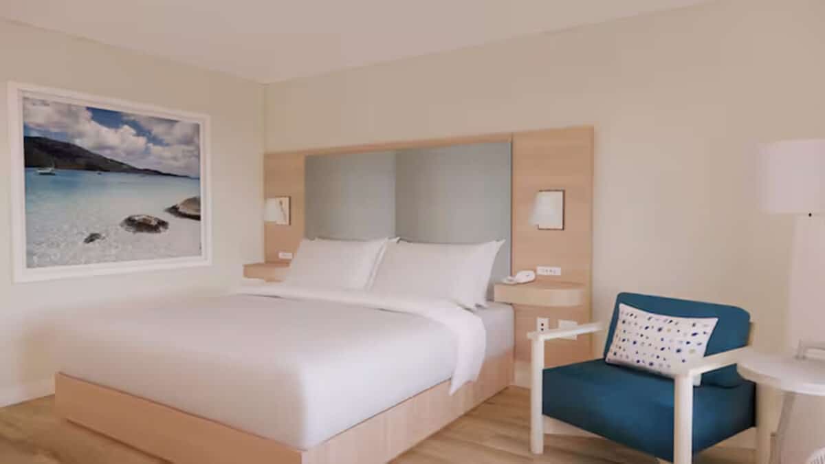 guest room at hampton by hilton
