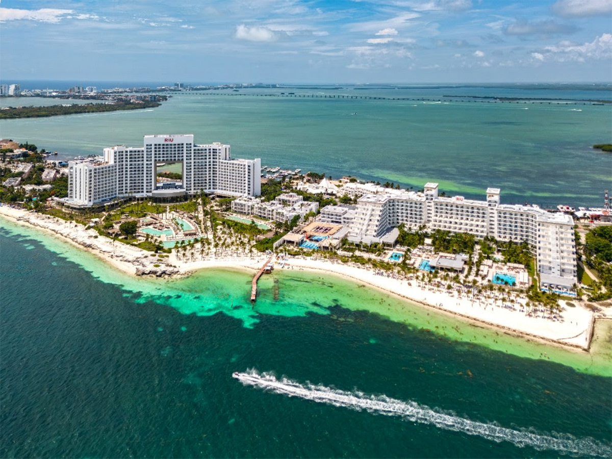 This Riu All-Inclusive in Cancun Just Reopened With Private-Pool Rooms, Six Pools, and an Elite Club